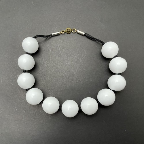 MICHAEL KORS Collana Perline Spesse Estate Vintage MCM Bianco su Cordino Marrone con Fibbia Ordinata