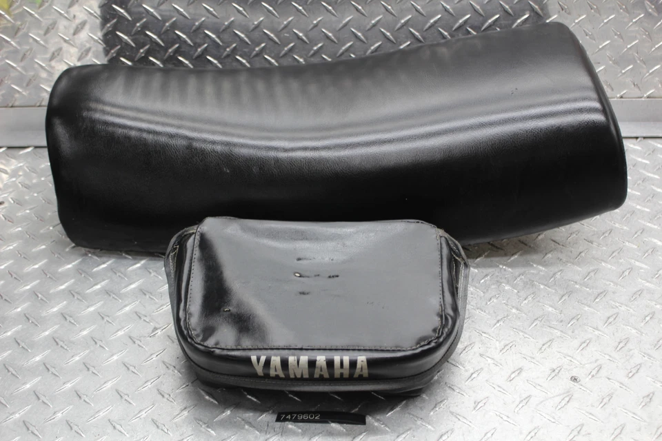 1983 YAMAHA XT550 ПЕРЕДНЕЕ СИДЕНЬЕ СЕДЛО С СУМКА ДЛЯ ИНСТРУМЕНТОВ - Изображение 1 из 4