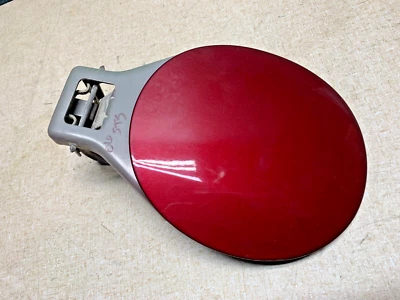 2005 06 07 08 09 10 11 CADILLAC STS FUEL FILLER GAS DOOR RED - Imagem 1 de 2