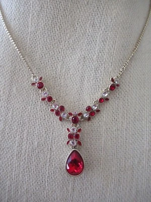 NUEVO CON ETIQUETAS Collar Givenchy Bonito Tono Dorado "Y"/Piedras Transparentes y Rojas- $78 Foto 1 de 4