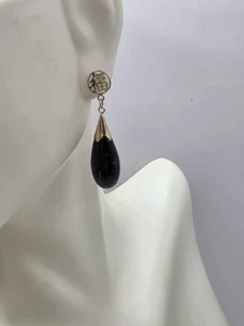 Schwarzer Onyx & goldfarbene Ohrhänger orientalisches Symbol 1 1/4 Zoll - Bild 1 von 6