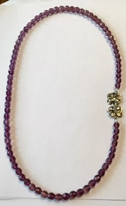 COLLANA VINTAGE CON PERLINE IN VETRO VIOLA E CHIUSURA A FIORI FANTASIA - Foto 1 di 2