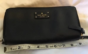 Kate Spade Geldbörse mit umlaufendem Reißverschluss - marineblaues Leder mit Handschlaufe - Bild 1 von 12