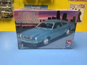 AMT Street Custom 1977 Ford Mustang II Modelo Kit Lanzado en 2005 NUEVO - Imagen 1 de 6