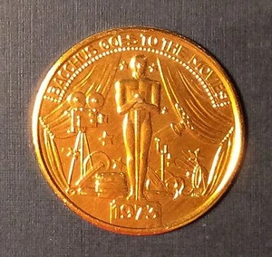 1973 BACCHUS GOES TO THE MOVIES New Orleans Mardi Gras Doubloon - Picture 1 of 2