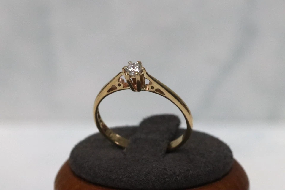 Anillo solitario de diamante de oro amarillo de 9 quilates - talla N3/4 - sello del Reino Unido Foto 1 de 4