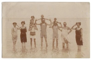 Vacanze vacanze al mare famiglia in costumi da bagno Family Bath foto RPPC ~1910 - Foto 1 di 2