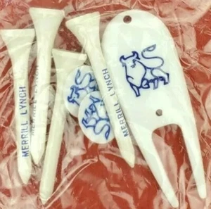 Merrill Lynch - Strumento Riparazione Divot Golf 2 Tees 2 Marcatori a Sfera Logo Vintage NOS - Foto 1 di 9