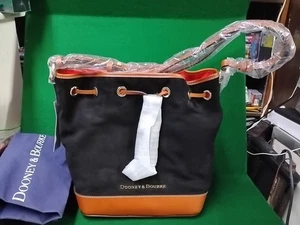 Vintage Dooney & Bourke schwarz & hellbraun Allwetter Leder Kordelzug Quaste 10" Hx9 - Bild 1 von 11