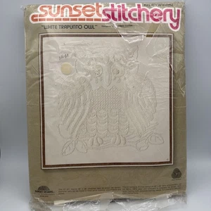 Weiße Trapunto Eulen Sonnenuntergang Hefterei NEU Stickpackung Charlene Gerrish Vintage 20" - Bild 1 von 7