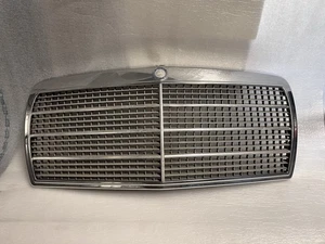 REJILLA RADIADOR CAPÓ DELANTERO MERCEDES W126 300SE 560SEL 420SEL OEM - Imagen 1 de 23