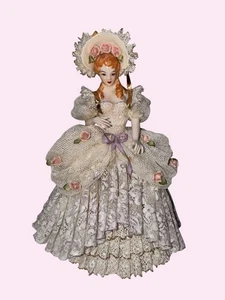 Heirlooms tomorrow Porcelana Encaje Dama Estatuilla Rosa Rosas Vestido con Volantes - Imagen 1 de 12