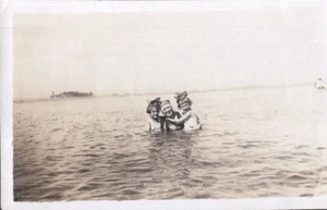 Vintage Photo Mom and Children Cute Little Girls Beach Ocean Scene Big Bows - Foto 1 di 2