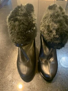 TWO LIPS WOMEN'S LEATHER AND FAUX FUR BOOTIES IN SIZED 10 - Picture 1 of 10