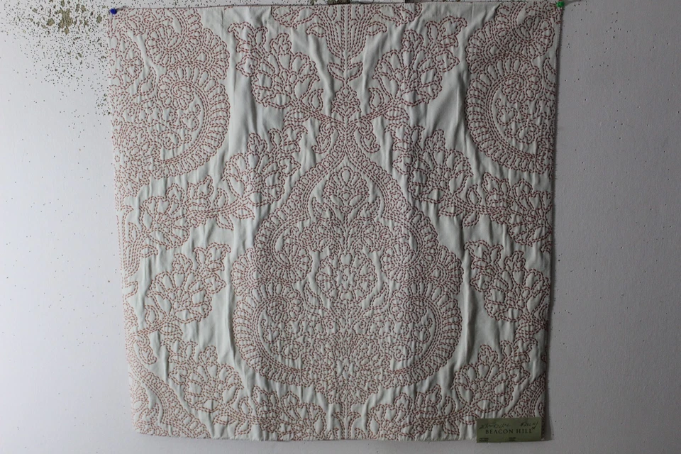 Beacon Hill, Pavonia, Bordado Floral, 26.50" W X 26.50" L, Color Coral Foto 1 de 1