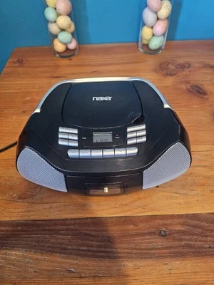 Boombox CD portátil Naxa NPB-268 - plateado/negro probado  Foto 1 de 4