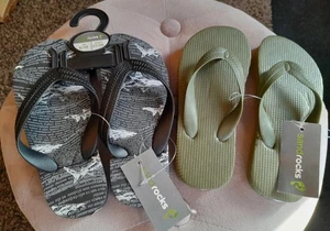 Jungen Flip Flops Paket Sommer Sandalen 1 schwarze Haie 1 khaki grün Größe 9-10 - Bild 1 von 4