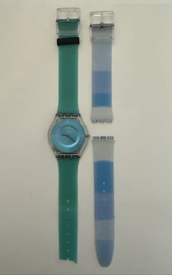 Reloj Swatch Piel Unisex 34mm Esfera Azul Estuche Transparente Redondo SFK363 - NECESITA BATERÍA Foto 1 de 4