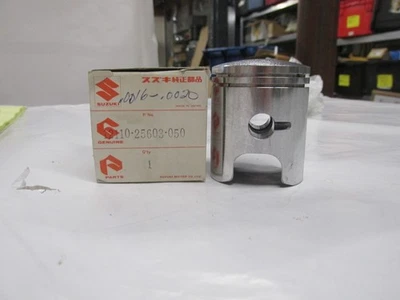 Pistón Suzuki 12110-25603-100 +1,00 OverSIZE TC100 TS100 1972-1973 NUEVO DE STOCK ORIGINAL Foto 1 de 2