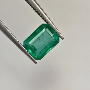 1.55ct Natural Emerald octagon cut nice green good luster gem calibrated (8x6)mm - Picture 1 of 4