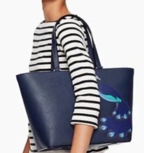 Kate Spade Pfau 🦚 Jules Leder große Beuteltasche WKRU5248 + PFAU BOMMEL SCHLÜSSELANHÄNGER - Bild 1 von 3