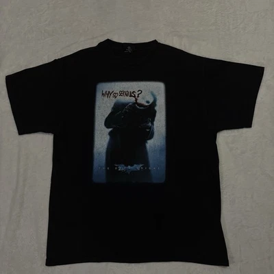 De colección The Dark Knight ¿Por qué tan serio? Camiseta Joker Heath Ledger Grande/Mediana Foto 1 de 4