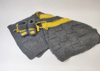 Cobertor e botas de bebê inspirados em Harry Potter feitos à mão amarelo e cinza 25 x 28 D - Imagem 1 de 4