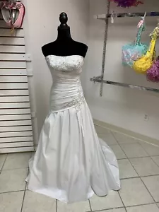 Brautkleid Größe 6 weiß Perlen mit Schleppe - Bild 1 von 6