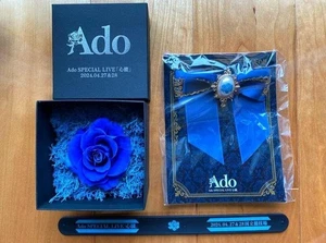 Set fiori e spille Ado rosa blu conservati con bracciale LIVE 2024 cuore limitato - Foto 1 di 5