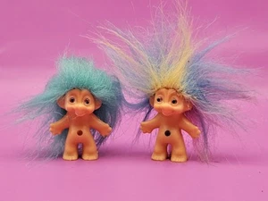 2021 DWA LLC Lot Of 2 Mini Troll Dolls 1" Figures LOOSE w Belly Jewels - Picture 1 of 8