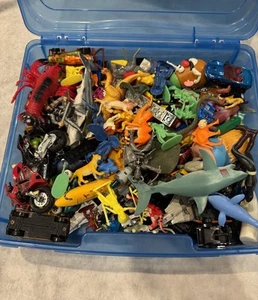 Caja de juguetes para niños sobras Legos Hot Wheels llaveros aviones lote mixto 3+lbs - Imagen 1 de 6