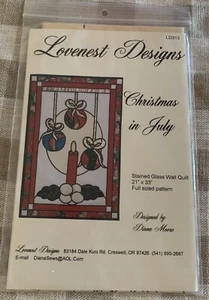 Patrón de edredón de pared de vitrales de Navidad en julio Lovenest Designs 21" x 33" - Imagen 1 de 2