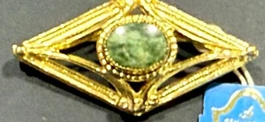 WHITING & DAVIS NOS VINTAGE Gold Tone Jade Green Cabochon Romantic Brooch - Imagen 1 de 4