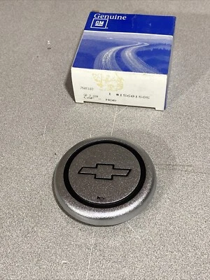 Nuevo En Caja Genuino GM 15601585 Años 70-80 Chevy C70 Camión Botón Bocina Foto 1 de 4