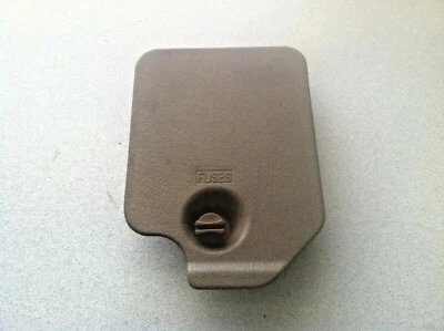 1995-1997 GMC JIMMY SLE ~ ЛЕВАЯ СТОРОНА ПРИБОРНОЙ ПАНЕЛИ ПРЕДОХРАНИТЕЛЬ КОРОБКА ОТДЕЛКА ~ ЖЕЛТОВАТО-КОРИЧНЕВЫЙ СВЕТЛО-КОРИЧНЕВЫЙ - Изображение 1 из 3