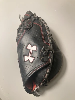 Under Armour Youth 男孩捕手 Mitt UACM-100Y 右手投掷 RHT 黑色红色 — 第 1/4 张图片