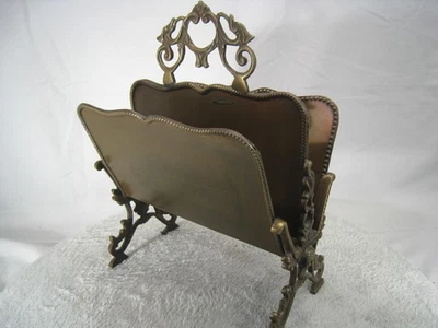 Global Views Revista de Latón Ornado Pergamino Periódico Soporte Decoración Victoriana Foto 1 de 4