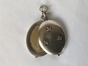MIROIR PENDENTIF et PORTE PHOTO en MÉTAL ARGENTÉ Début XX ème de Sac ou de Poche - Imagen 1 de 11