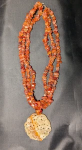Collar vintage de jade y cornalina. Colgante de jade con motivo de flor y cesta - Imagen 1 de 4