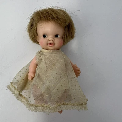 Mini muñeca Uneeda Baby Peewee cabello rubio ojos negros vintage 1966 Foto 1 de 4