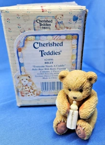 Cherished Teddies Billy Everyone Needs A Cuddle Baby Bear Windelflasche mit Box - Bild 1 von 5
