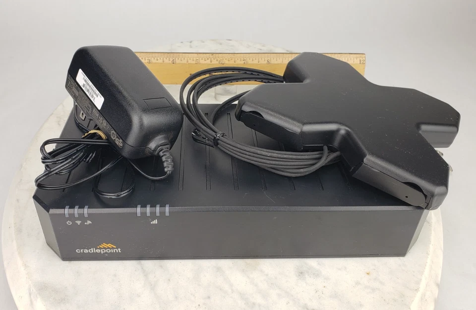 Cradlepoint E100 Series Enterprise Router LTE & Antenna 1041690 Spectrum - Image 1 of 4