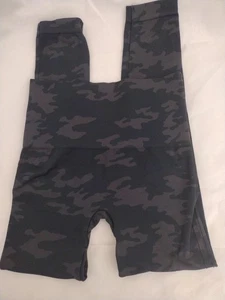 Leggings Spanx para mujer pequeños negros camuflados tiro alto compresión tobillo yoga atléticos - Imagen 1 de 4