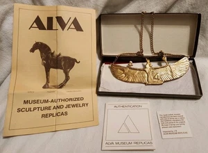 Vintage ALVA MUSEUM REPLICA signierte goldene Halskette geflügelte Göttin Isis Brust - Bild 1 von 8