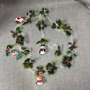 "Cadena de guirnalda de Navidad de plástico vintage de mediados de siglo muñeco de nieve acebo elfo 82""" - Imagen 1 de 6