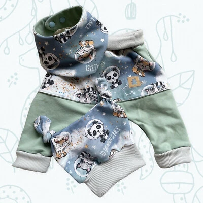 Set Bambino 3tlg Pantaloni Berretto Pettorina Fatto a Mano Babykleidung Regalo - Immagine 1 di 3