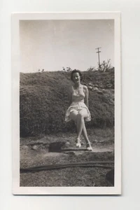 VTG 1945 Woman in Lingerie Floating Photo 5x3 Magic Trick Sexy Sultry Illusion - Picture 1 of 2
