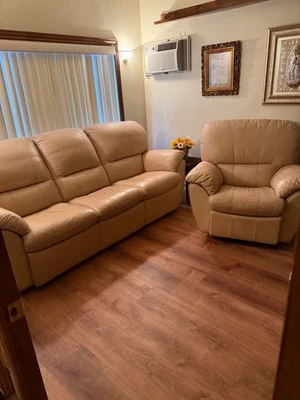 Juego de sofá y silla de salón, cuero, usado Foto 1 de 4