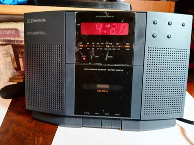 Radio despertador digital Sunbeam con reproductor de casete vintage 2001 RR610 Foto 1 de 2