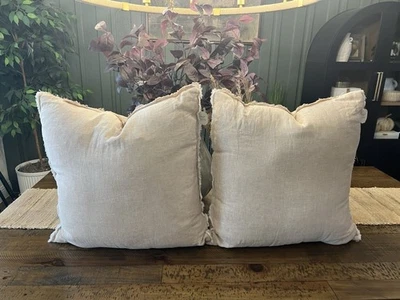 ¡Juego de dos! Almohada cuadrada de gran tamaño con bordes deshilachados neutra - umbral Foto 1 de 4